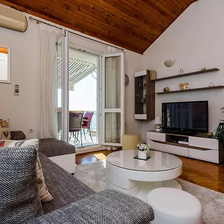 Indy's Beach Apartments-two Bedroom With Balcony And Sea View