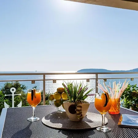 Indy's Beach Apartments-two Bedroom With Balcony And Sea View *
