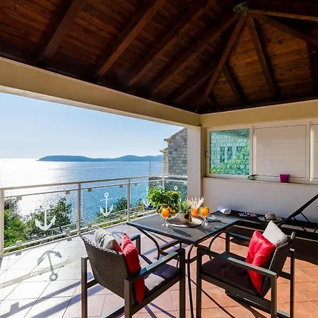 Indy's Beach Apartments-two Bedroom With Balcony And Sea View