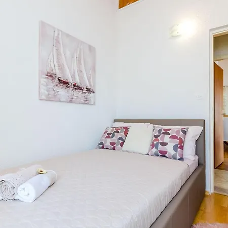 Indy's Beach Apartments-two Bedroom With Balcony And Sea View Апартаменты *