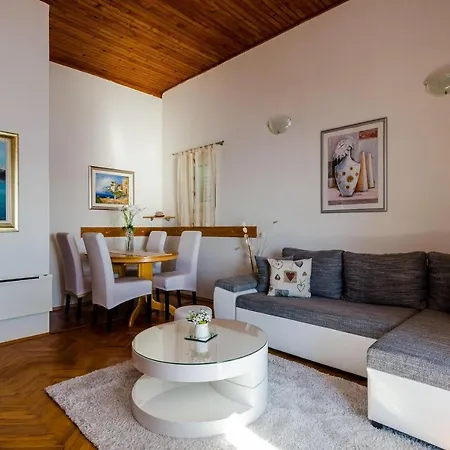 Indy's Beach Apartments-two Bedroom With Balcony And Sea View