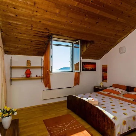 Indy's Beach Apartments-two Bedroom With Balcony And Sea View *